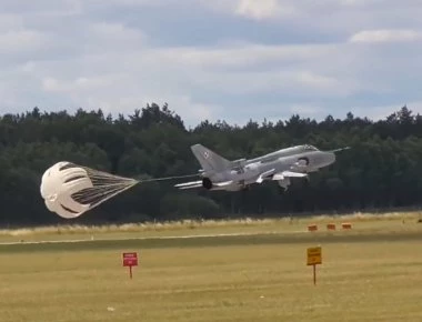 Παραλίγο αεροπορική τραγωδία στην Πολωνία: Πιλότος Su-22 ανοίγει το αλεξίπτωτο επιβράδυνσης... στον αέρα! (βίντεο)